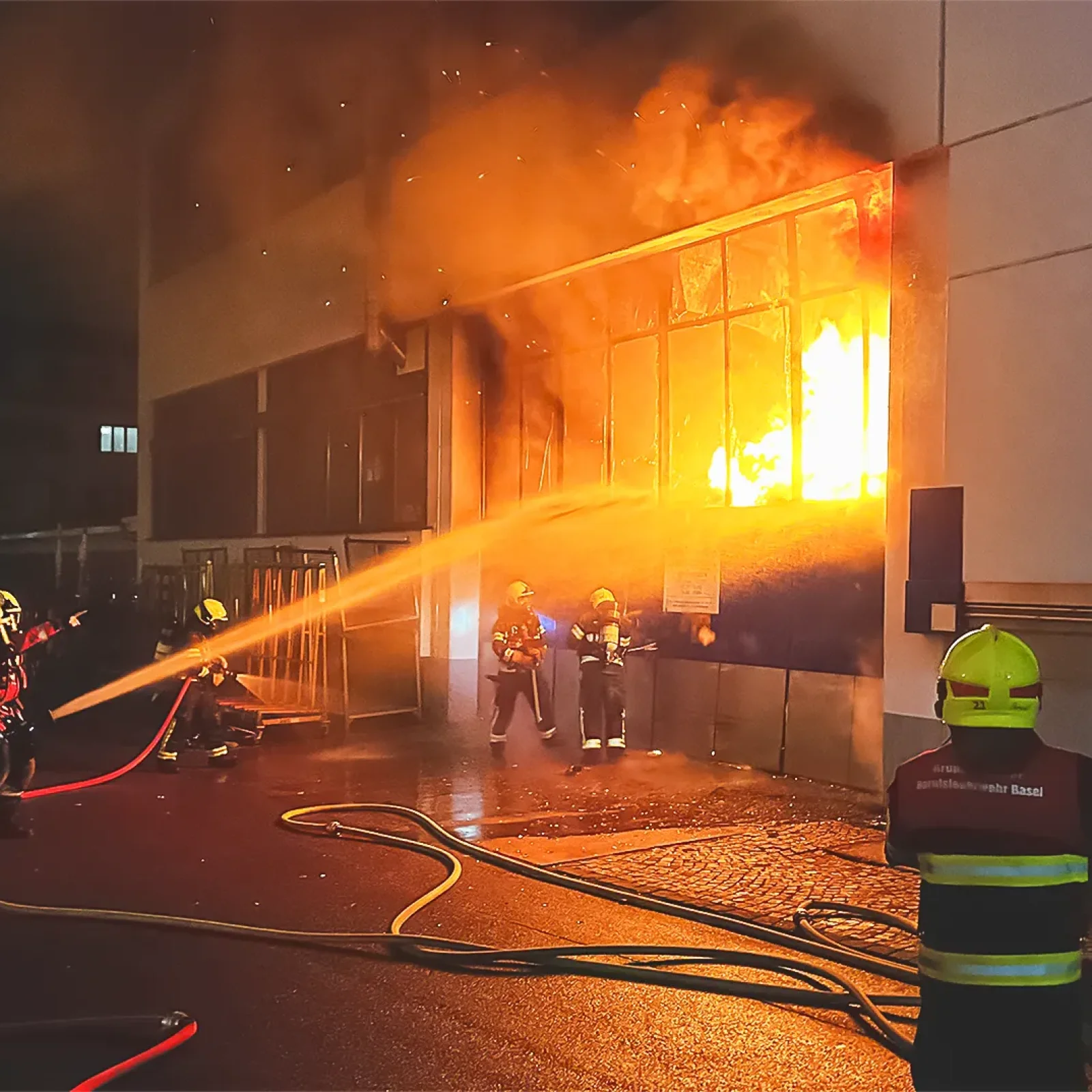 2025_01_10_allschwil_brand_gewerbe_werkhalle_1_web